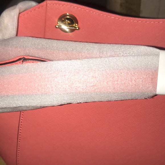 Michael Kors Jet Set Tote - Picture 7 of 7